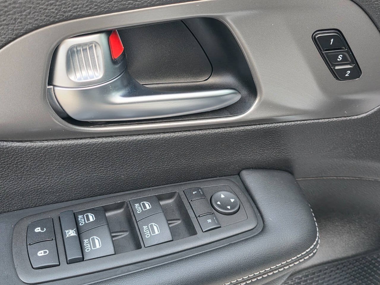 Used 2025 Chrysler Pacifica Select FWD image 5