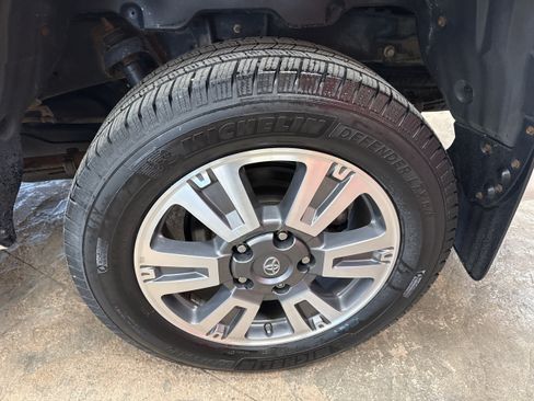Used 2018 Toyota Tundra Platinum AWD/4WD image 11