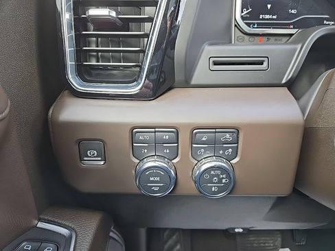 Used 2022 GMC Sierra 1500 Denali AWD/4WD image 19