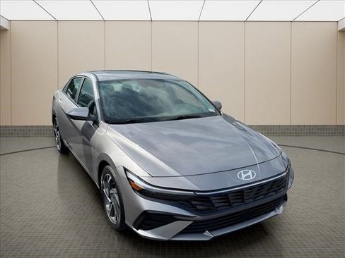 Used 2025 Hyundai Elantra SEL FWD image 8