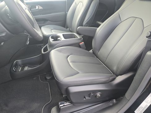 New 2026 Chrysler Pacifica Select image 21