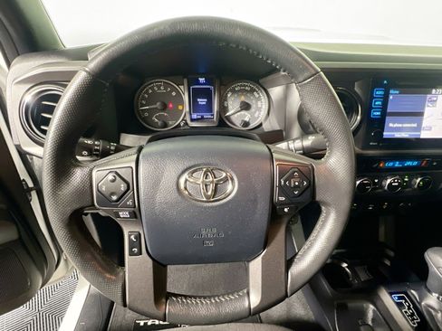 Used 2017 Toyota Tacoma TRD Sport image 17