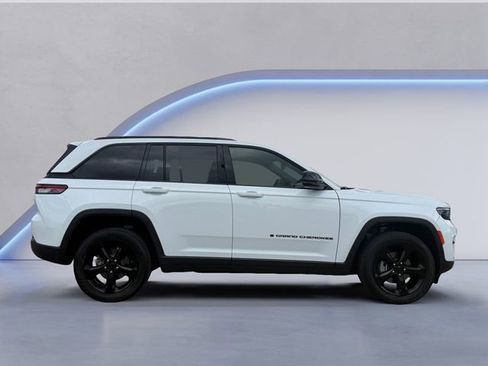 Used 2023 Jeep Grand Cherokee Altitude image 4