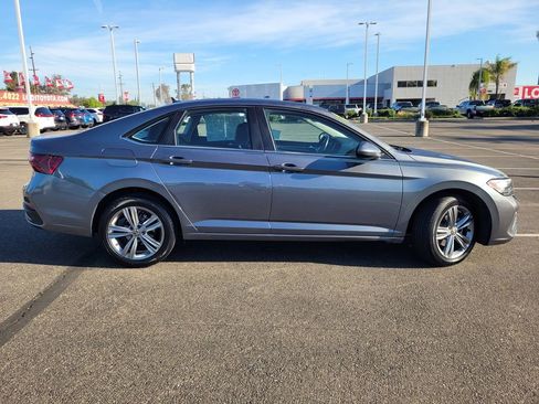Used 2024 Volkswagen Jetta SE FWD image 3
