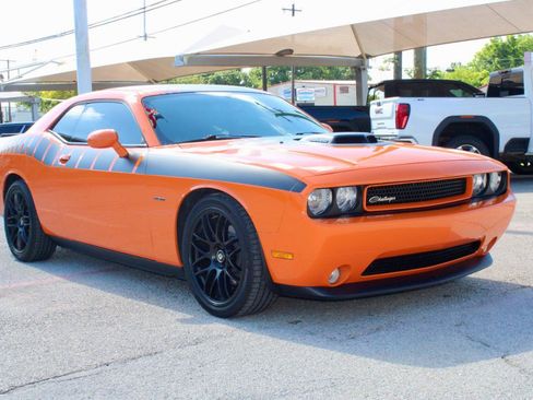 Used 2014 Dodge Challenger R/T RWD image 2