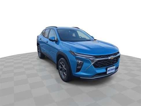 Used 2025 Chevrolet Trax LT w/ Driver Confidence Package image 2