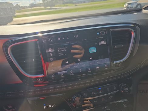 Used 2024 Chrysler Pacifica Limited w/ S Appearance Package image 16