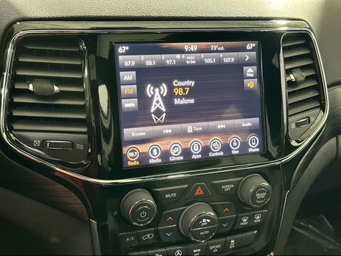 Used 2019 Jeep Grand Cherokee Laredo image 23