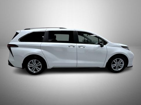 Used 2023 Toyota Sienna XSE AWD/4WD image 4