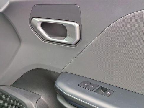 Used 2025 Kia K4 LXS image 32