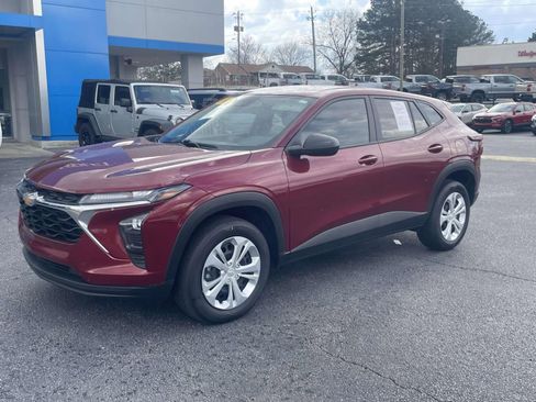 Used 2025 Chevrolet Trax LS image 7