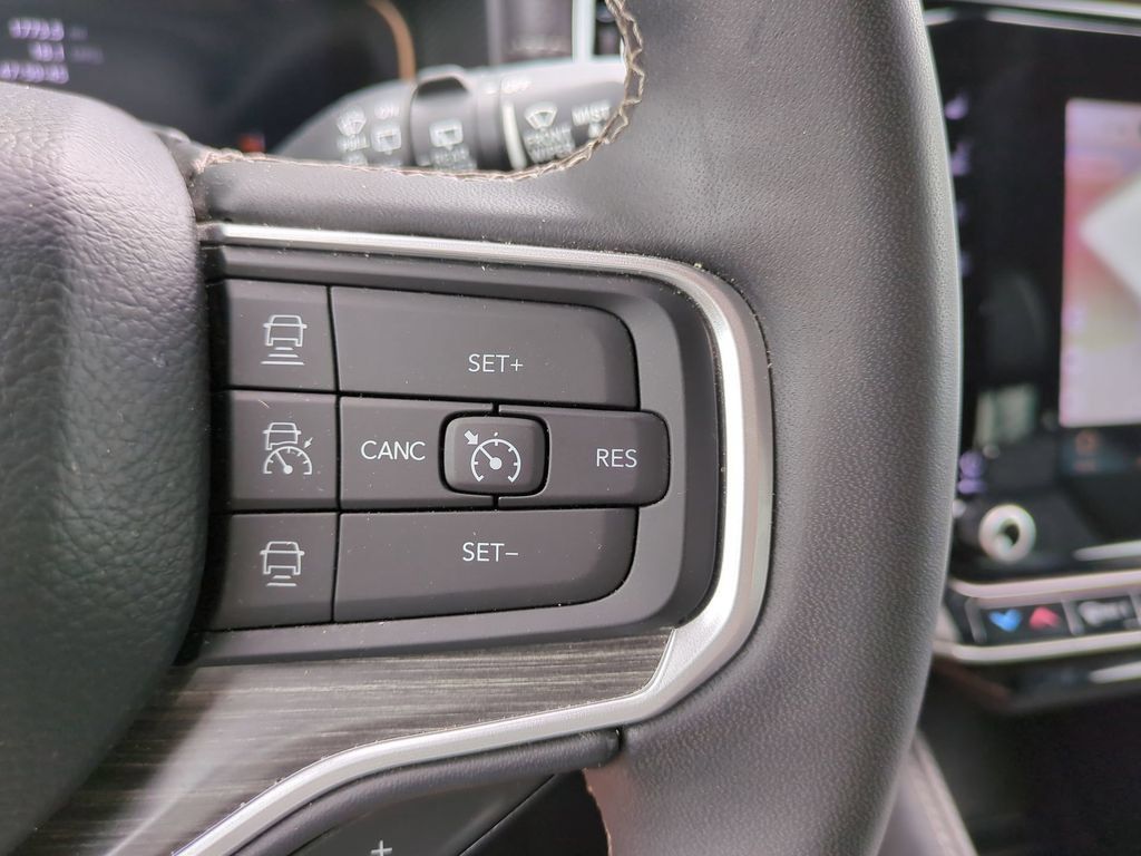 Used 2024 Jeep Wagoneer Series III AWD/4WD image 30