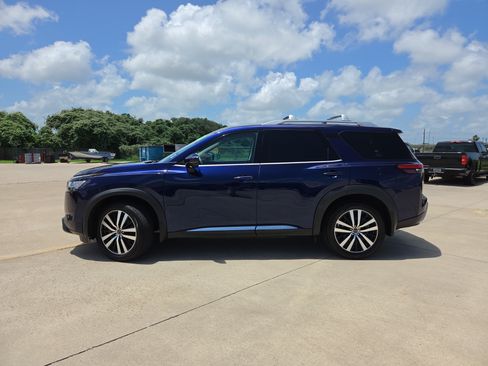 Used 2024 Nissan Pathfinder Platinum w/ Cargo Package FWD image 8