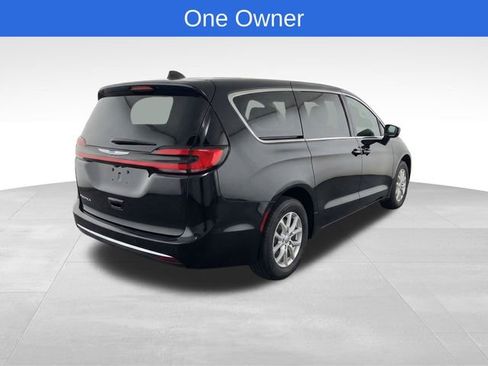 Used 2025 Chrysler Pacifica Select image 4
