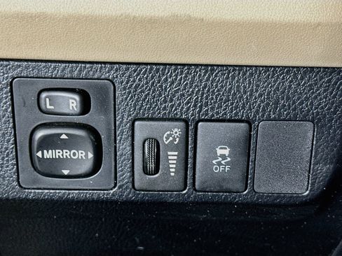 Used 2013 Toyota RAV4 LE FWD image 16