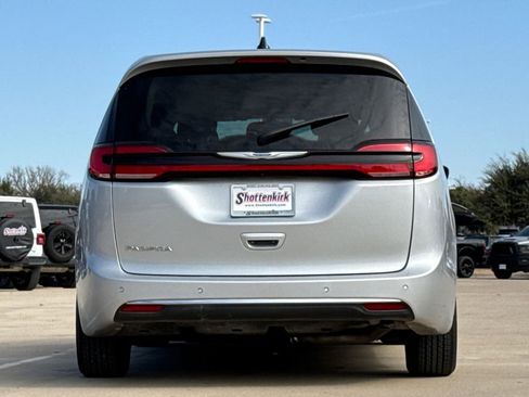 Used 2023 Chrysler Pacifica Touring-L FWD image 7