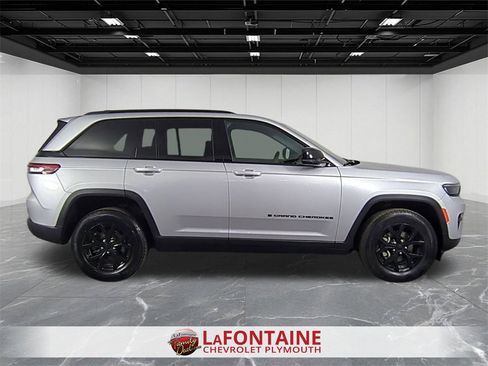 Used 2024 Jeep Grand Cherokee Altitude image 9