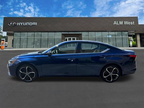 Used 2023 Nissan Altima 2.5 SR w/ SR Premium Package FWD image 8