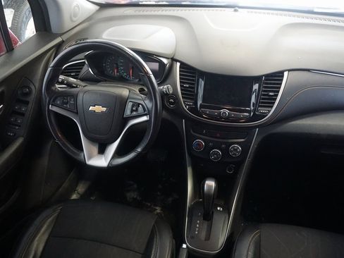 Used 2019 Chevrolet Trax LT w/ LT Convenience Package image 24
