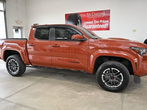 Used 2025 Toyota Tacoma TRD Sport AWD/4WD image 4