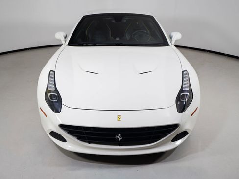 Used 2017 Ferrari California T RWD image 4