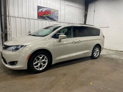 Used 2019 Chrysler Pacifica Touring-L Plus w/ Advanced Safetytec Group FWD image 1