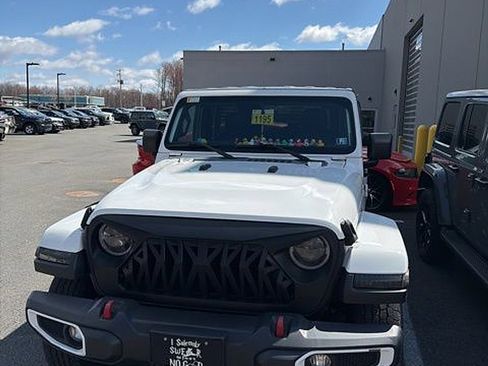 Used 2018 Jeep Wrangler Unlimited Sahara image 2