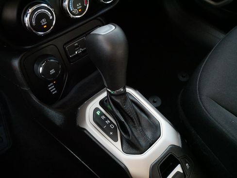 Used 2017 Jeep Renegade Latitude w/ Cold Weather Group AWD/4WD image 24