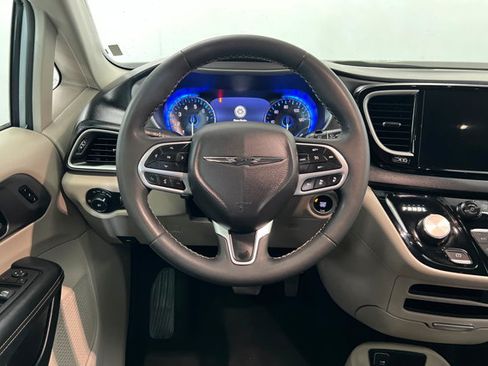 Used 2023 Chrysler Pacifica Touring-L FWD image 12
