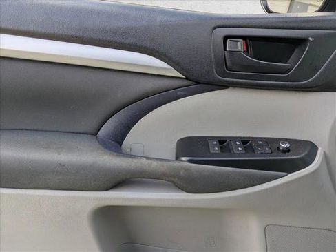 Used 2018 Toyota Highlander LE image 11