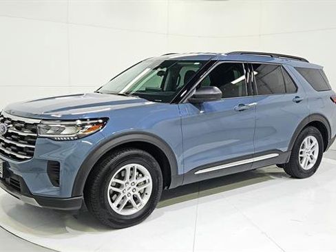 Used 2025 Ford Explorer Active RWD image 3