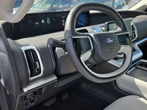Used 2025 Ford Expedition Max Platinum AWD/4WD image 18