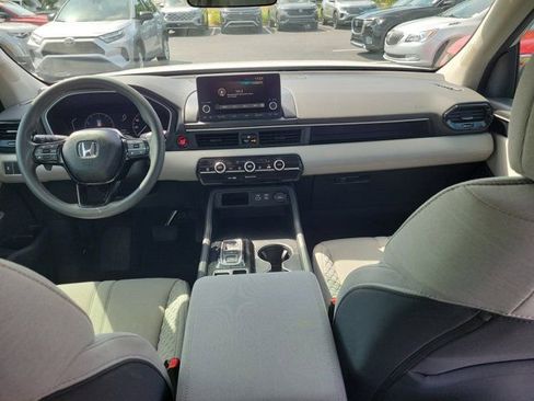 Used 2023 Honda Pilot LX image 2