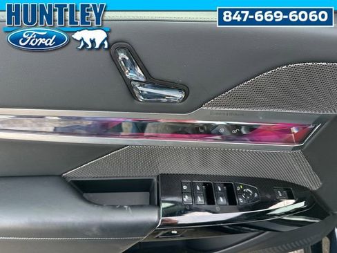 Used 2024 BMW 740i xDrive image 19