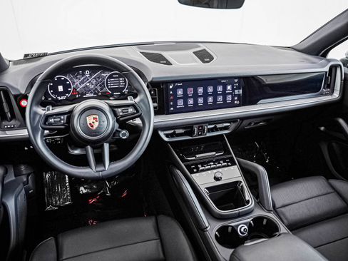 Certified 2025 Porsche Cayenne AWD/4WD image 19