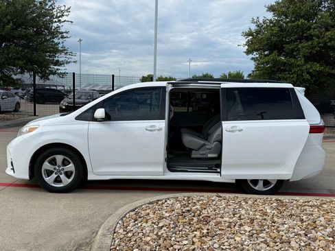 Used 2019 Toyota Sienna LE w/ LE Preferred Package FWD image 3