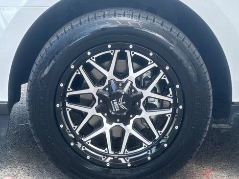 Used 2020 Ford Expedition XLT w/ Equipment Group 202A AWD/4WD image 28