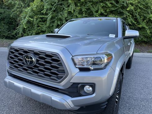 Used 2022 Toyota Tacoma TRD Sport w/ Technology Package AWD/4WD image 5