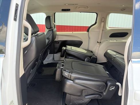 Used 2024 Chrysler Pacifica Touring-L FWD image 40