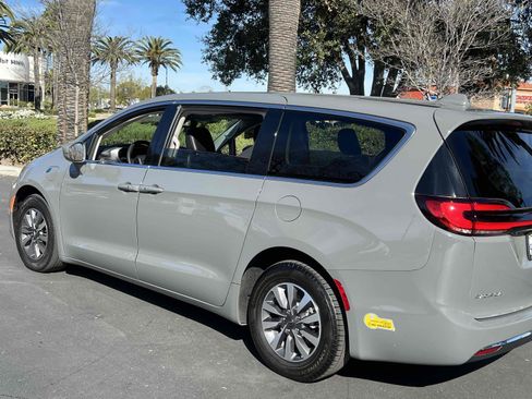 Used 2022 Chrysler Pacifica Touring-L image 53