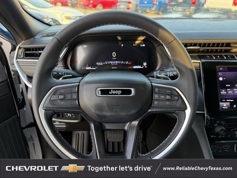 Used 2025 Jeep Grand Cherokee Laredo X RWD image 13