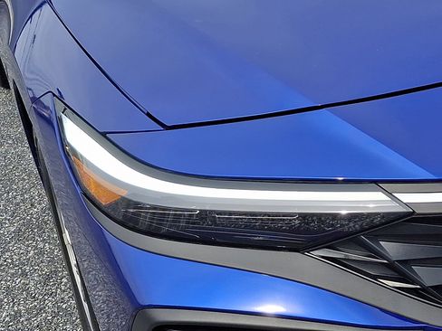 Certified 2025 Hyundai Elantra SE image 9