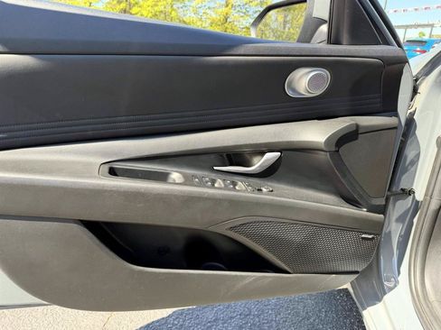 Used 2022 Hyundai Elantra SEL w/ Convenience + Premium Package FWD image 16