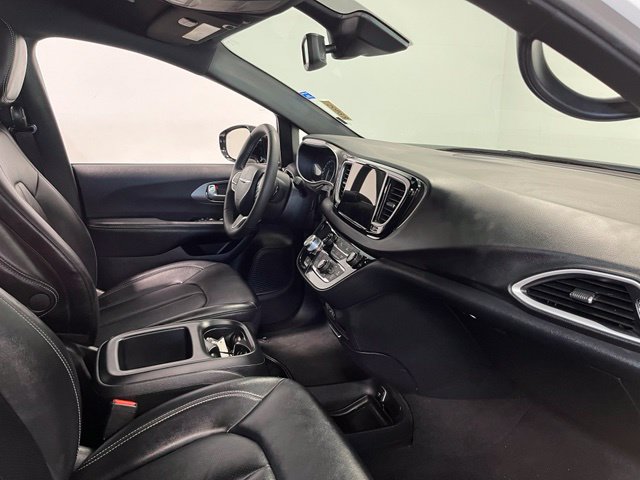 Used 2025 Chrysler Pacifica Select FWD image 10