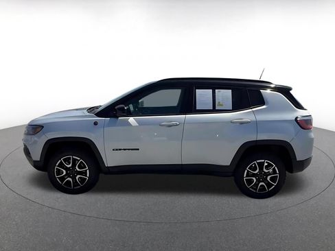 Used 2025 Jeep Compass Trailhawk AWD/4WD image 7