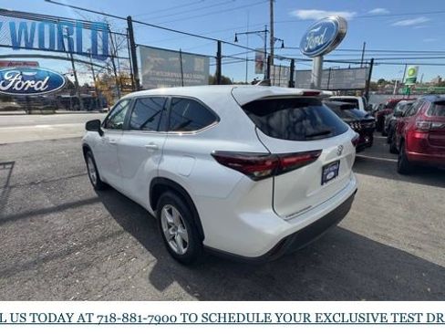 Used 2024 Toyota Highlander LE FWD image 3