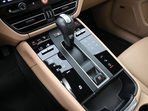 Certified 2025 Porsche Macan AWD/4WD image 22