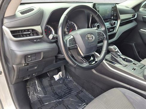 Used 2020 Toyota Highlander LE FWD image 10
