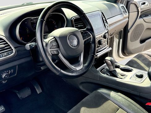 Used 2022 Jeep Grand Cherokee Laredo X AWD/4WD image 4