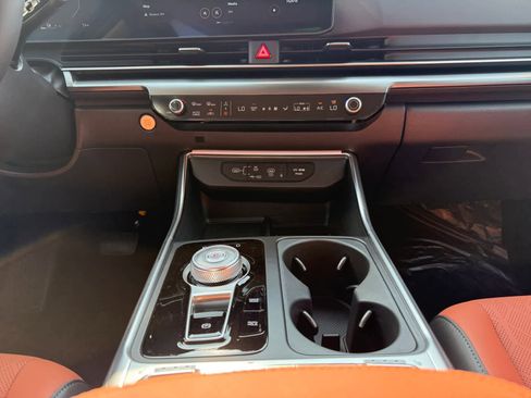 Used 2026 Kia Carnival SX w/ SX Dark Edition Package image 11